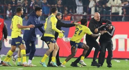 Aficionados del Trabzonspor se filtran a la cancha para agredir a los jugadores del Fenerbahçe en la Superliga de Turquía