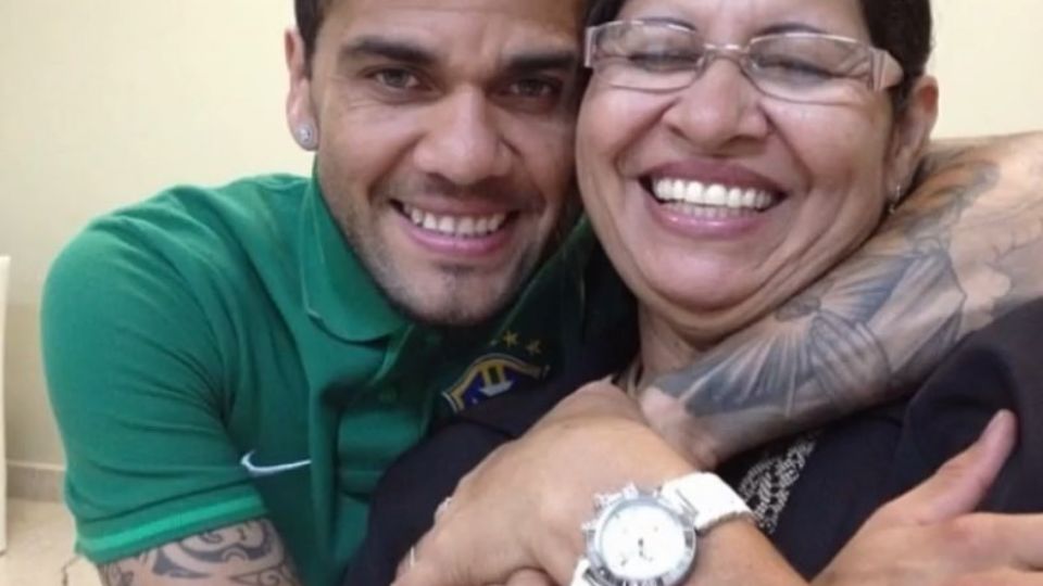 Dani Alves junto a su madre, Lucía. (Foto: IG @mluciaalves).