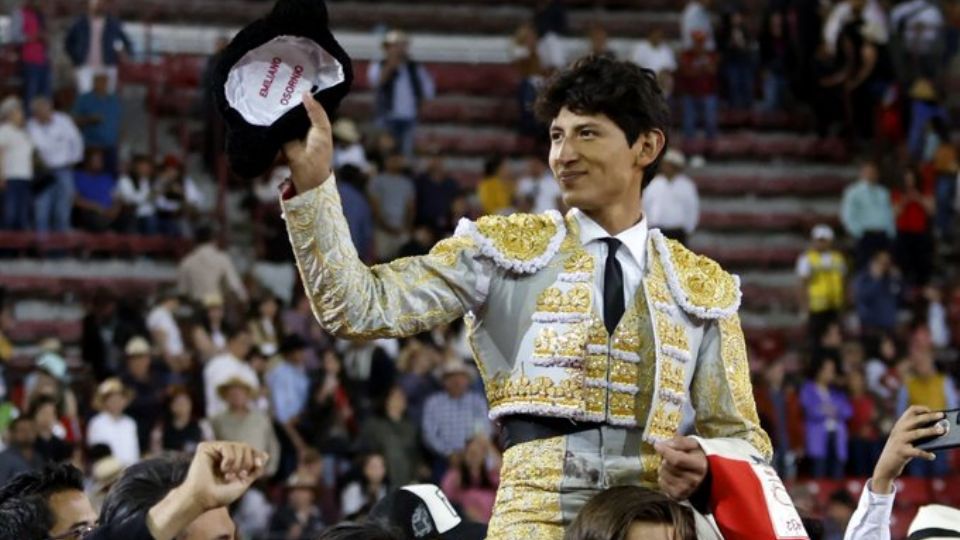Osornio, 'a volandas' (Foto: @LaPlazaMexico).