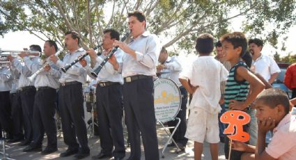 Músicos en Mazatlán marchan contra propuesta de hoteleros de regular su presencia en las playas