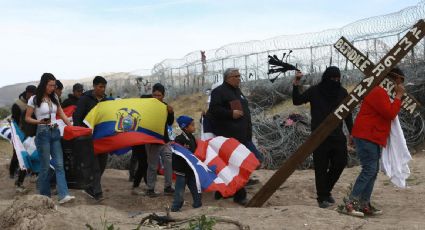 Migrantes realizan un viacrucis en el río Bravo para exigir a México y EU terminar con las políticas que los afectan