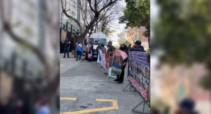 Familiares de marinos y militares desaparecidos protestan frente al Senado para exigir justicia en sus casos