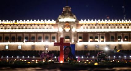 Colocan lápidas en el Zócalo de la CDMX por los feminicidios en el país: cerca de mil recordatorios ante la falta de acción gubernamental