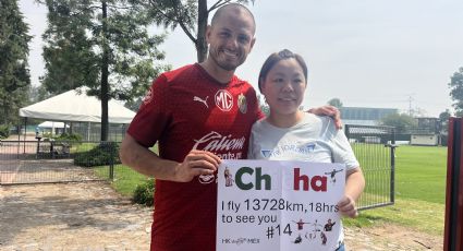 Aficionada del ‘Chicharito’ llora de emoción al conocerlo tras viajar 18 horas desde Hong Kong a Guadalajara