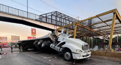 Tráiler vuelca sobre malla del Metro en Circuito Interior y deja sin servicio a la mitad de la Línea 5