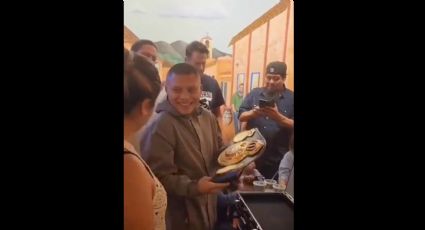 El boxeador mexicano Isaac 'Pitbull' Cruz recibe junto a su familia el cinturón de campeón mundial: "¡Bien merecido!"