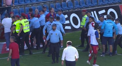 Aficionados del Chaves invaden la cancha y agreden al portero del Estoril en la Liga de Portugal