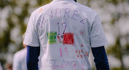 Edson Álvarez y el West Ham entrenan con playeras pintadas por niños de primaria