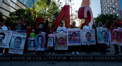 Padres de los 43 normalistas desaparecidos de Ayotzinapa llegan al Zócalo capitalino para instalar un plantón y exigir una reunión con AMLO