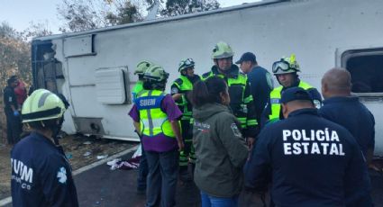 Suman 18 peregrinos muertos por la volcadura de un autobús en una carretera del Edomex