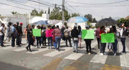 Normalistas en Michoacán vandalizan camiones y bloquean carretera, mientras la CNTE protesta en la Secretaría de Educación por aumento salarial