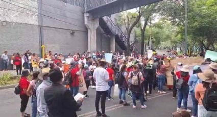 Integrantes de la CNTE protestan frente al INE en la CDMX, bloquean Periférico y queman propaganda electoral