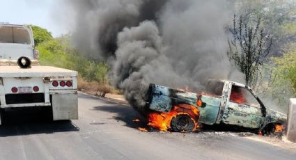 Reportan bloqueos carreteros y vehículos incendiados en Michoacán por operativo contra Los Blancos de Troya