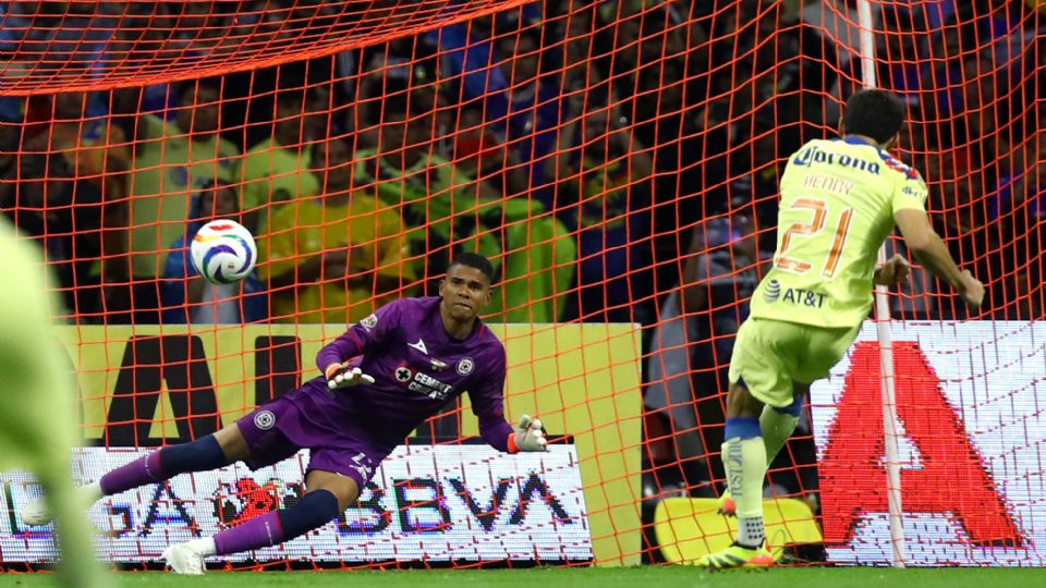 Henry engaña a Mier para anotar desde los 11 pasos (Foto: Reuters).