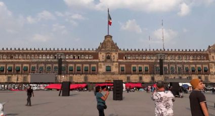 Montan escenario para el cierre de Sheinbaum en el Zócalo detrás de una valla metálica tras la cesión del espacio por parte de la CNTE