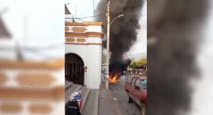 Manifestantes incendian llantas frente al palacio municipal de Chiapa de Corzo para exigir al alcalde que concluya obras públicas