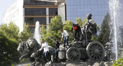 Aficionados del Real Madrid festejan en la fuente de Cibeles de la CDMX la decimoquinta Champions