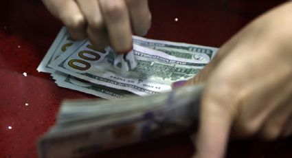 El peso modera su retroceso tras alcanzar 18.65 unidades por dólar y se cotizaba al mediodía en torno a 18.35 previo a reunión Sheinbaum-AMLO