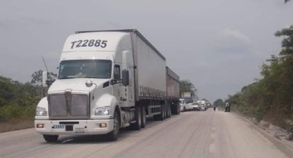 Habitantes de Caobas bloquean carretera en Quintana Roo para exigir que se restablezca la luz