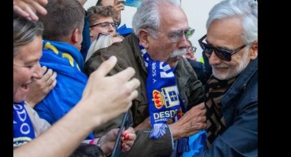 Afición del Real Oviedo da gran recibimiento al mexicano Jesús Martínez; su equipo está a un paso de ascender a LaLiga