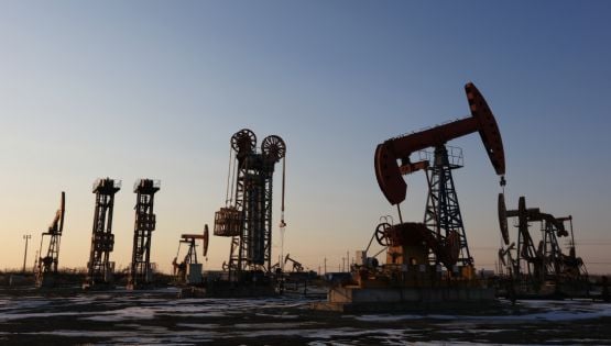 Precios del petróleo suben ante la escalada de tensiones entre Rusia y Ucrania