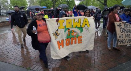 Juez bloquea temporalmente ley de Iowa que permitía a los policías estatales presentar cargos penales a personas con órdenes de deportación