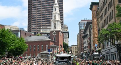 Los Celtics celebran su título 18 de la NBA con miles de aficionados en un desfile muy colorido en Boston