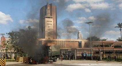 Manifestantes asaltan el Parlamento de Kenia durante protestas por nuevos impuestos; policías disparan para dispersarlos