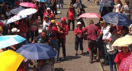 Docentes se enfrentan con elementos de la SSC a las afueras de Palacio Nacional tras la reunión de AMLO con la CNTE