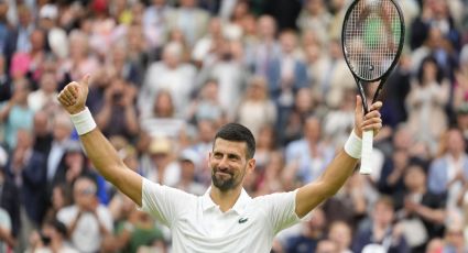 Djokovic reaparece tras su operación de rodilla y avanza sin sobresaltos a segunda ronda en Wimbledon