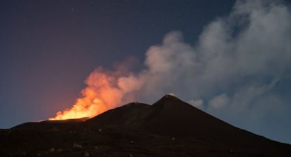 Actividad del volcán Etna eleva a nivel rojo la alerta para la aviación civil por lluvia de ceniza sobre Catania, en Sicilia