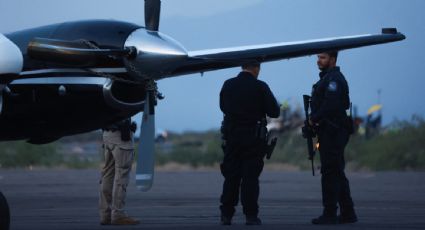 Agentes de seguridad en Texas custodian el avión sin matrícula en el que fueron detenidos "El Mayo" Zambada y Joaquín Guzmán López