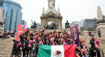 Atletas Paralímpicos de México que competirán en París 2024 se toman la foto oficial en el Ángel de la Independencia