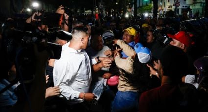 Chavistas y opositores se enfrentan a golpes al comenzar el escrutinio de votos en Venezuela