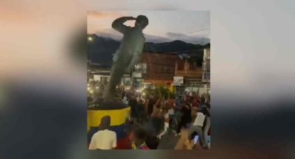 Van cuatro estatuas de Hugo Chávez derribadas por manifestantes en contra de la reelección de Maduro