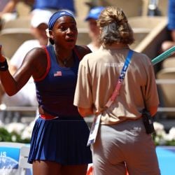 La tenista Coco Gauff, abanderada de EU en París 2024, es eliminada en singles entre reclamos y lágrimas