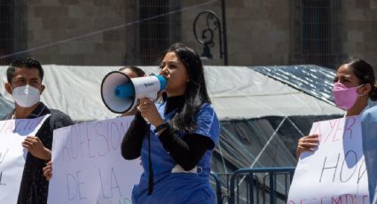 Personal del IMSS-Bienestar protesta frente a Palacio Nacional mientras funcionarios dan reporte de salud