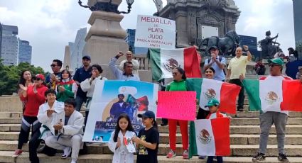 Aficionados y judocas mexicanos celebran la medalla olímpica de Prisca Awiti en el Ángel de la Independencia