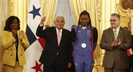 La boxeadora Atheyna Bylon es recibida con honores en Panamá tras su medalla de plata en París 2024