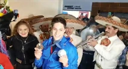 El doble medallista Osmar Olvera es recibido con mariachi en su regreso al país: “Sólo me queda agradecer a México por su apoyo”