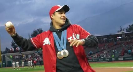 ¡Invitado de lujo! El medallista Osmar Olvera lanza la primera bola del juego entre Diablos y Leones