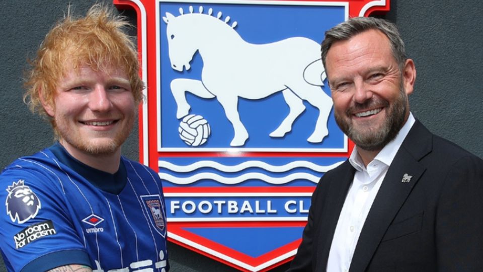 Ed Sheeran (izq.) estrecha la mano de Mark Ashton, directivo del Ipswich Town.