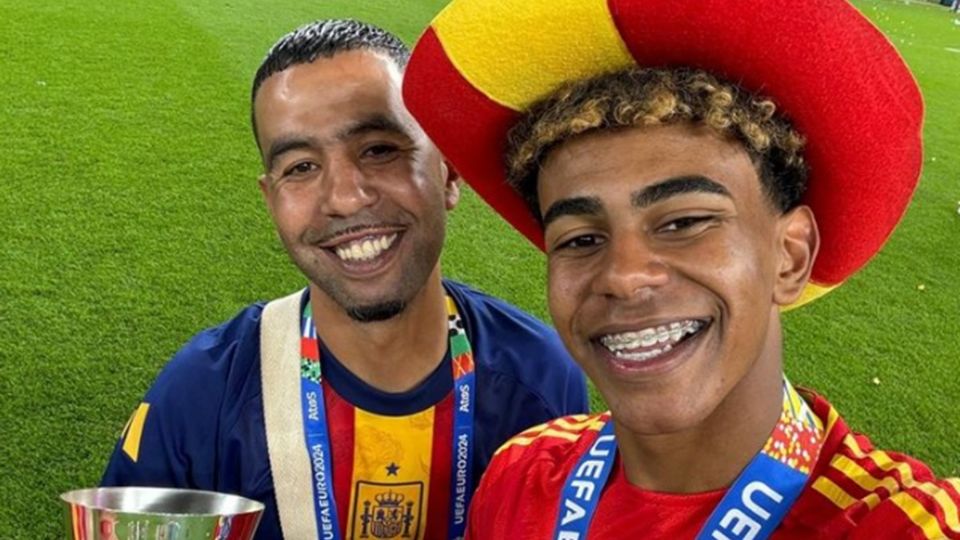 Lamine Yamal (der.) junto a su padre, Mounir Nasroui, tras ganar la Eurocopa.
