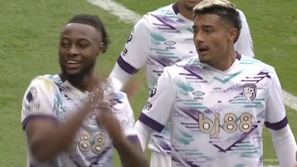 Araujo se une al festejo tras el gol del Bournemouth.