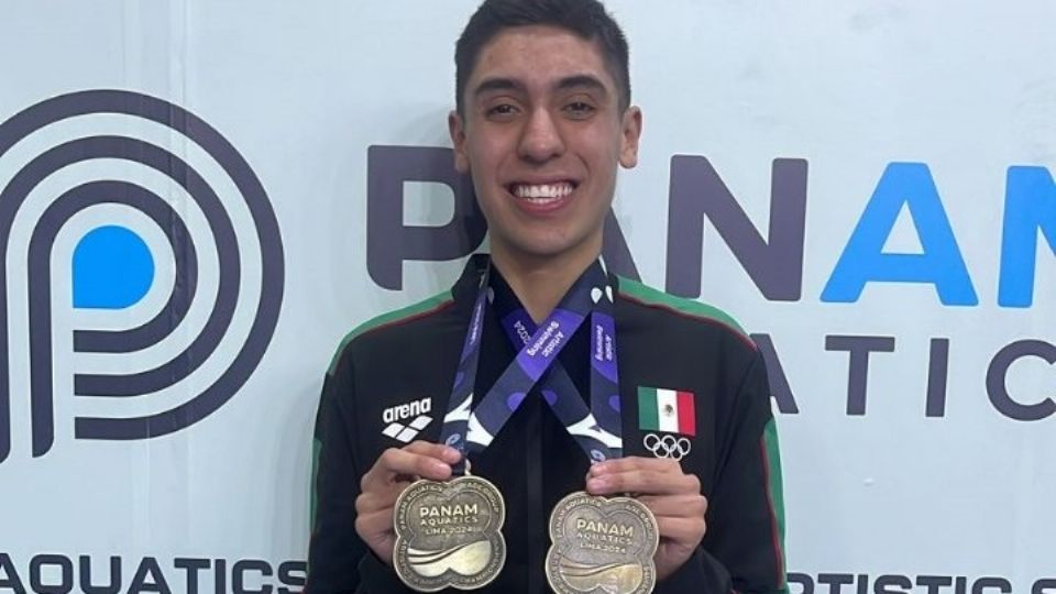 Diego Villalobos muestra sus dos medallas de oro en Lima.