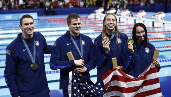 Estados Unidos conquista con récord mundial el relevo mixto 4x100 de la natación olímpica y 'arruina' el quinto oro de Léon Marchand