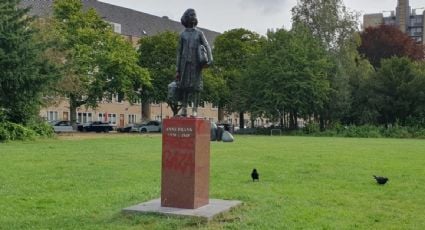 Arrojan pintura roja sobre una estatua de Ana Frank en Ámsterdam