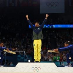 ¡Honores a la reina del piso! Simone Biles y Jordan Chiles se rinden a la brasileña Rebeca Andrade en el podio olímpico