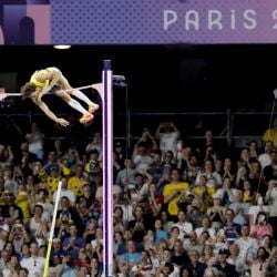 El sueco Armand Duplantis bate su récord mundial en salto con garrocha para ganar el oro en París 2024