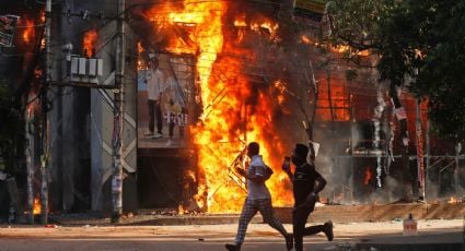 Ministra de Bangladesh huye a India y manifestantes queman la sede de su partido; van 300 muertos por las revueltas